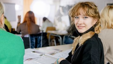 Symbolbild Schülerinnen im Unterrichtsraum