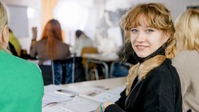 Symbolbild Schülerinnen im Unterrichtsraum