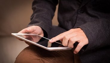 Foto von einer Person mit Tablet