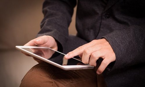 Foto von einer Person mit Tablet