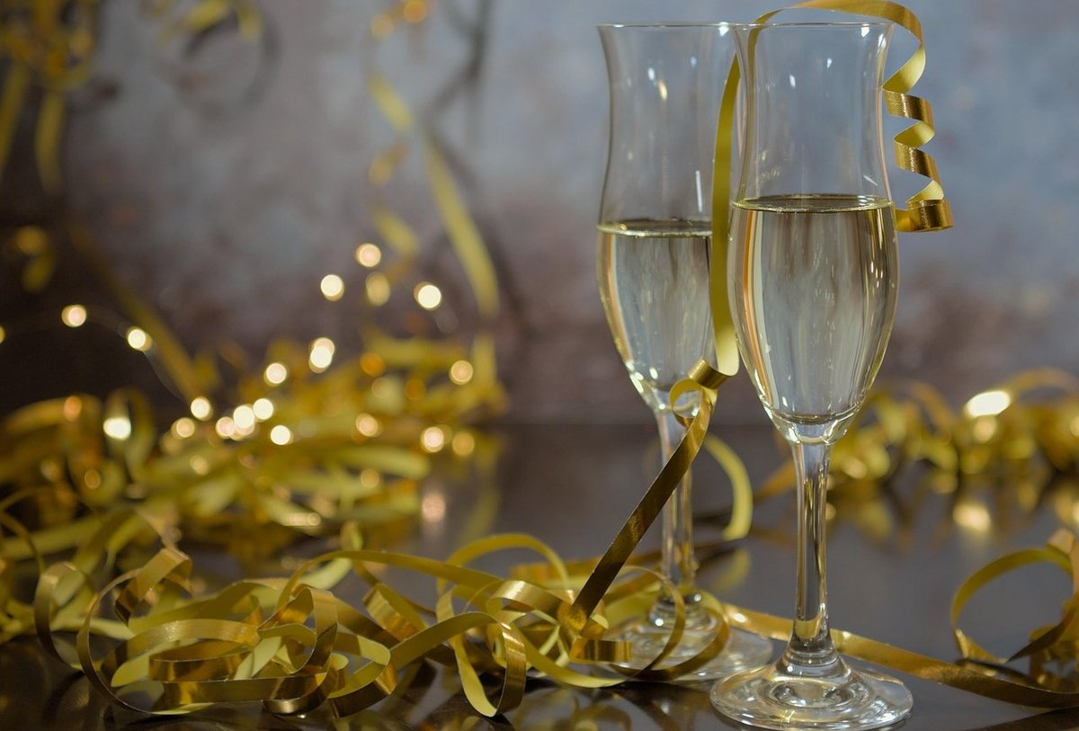Foto mit Luftschlangen und Sektgläsern